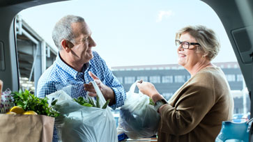 Ein Mann und eine Frau beim Einkaufen