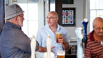 Freunde unterhalten sich bei einem Glas Bier