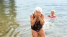 Frau mit Stoma beim Baden