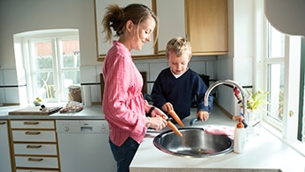 Eine Frau kocht gemeinsam mit ihrem Sohn