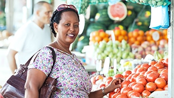 Eine Frau kauft Gemüse